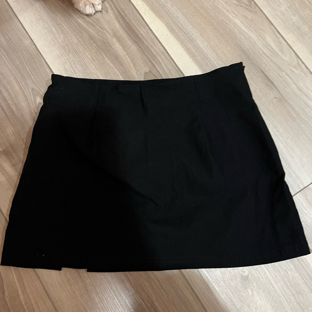 Black mini skirt with slit